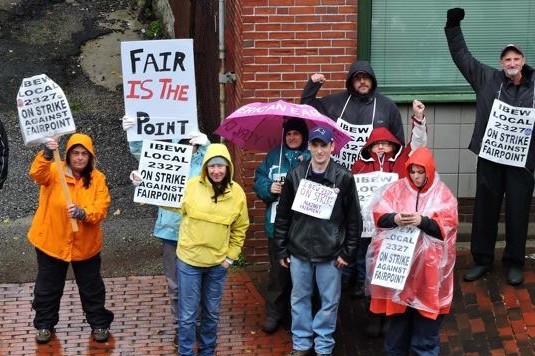 FairPoint workers on strike in the fall of 2014. (Image: Labor Notes)